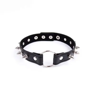 Öhmama! Fetish Spikes Punk Choker - Halsband med Ring & Nitar - Svart