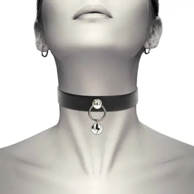 Coquette Accessories - Chic Desire Choker - Halsband i Veganskt Läder med Ring & Skallra