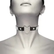 Coquette Accessories - Chic Desire Choker Sexy halsband i Veganskt läder med metall Hjärta