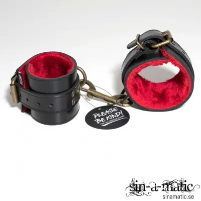 Fur Wrist Cuffs Black/Red